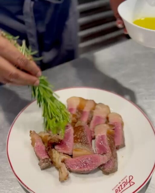 🔥 Come si affronta l’estate milanese? Con una bella tagliata di controfiletto: tenera, succosa, bonissima.